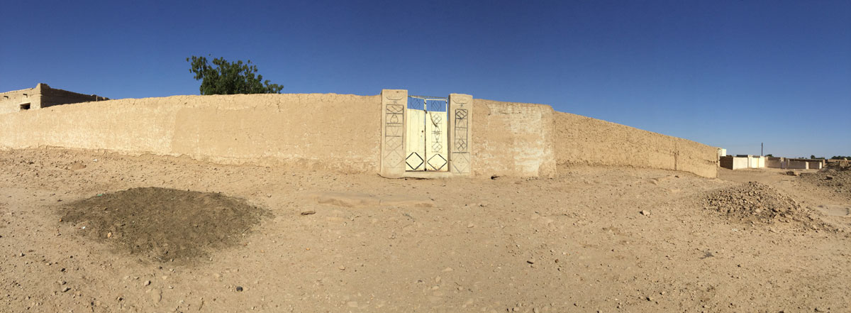 Il recinto dalla casa moderna al cui interno e al cui esterno si preserva il tempio di Aktisanes