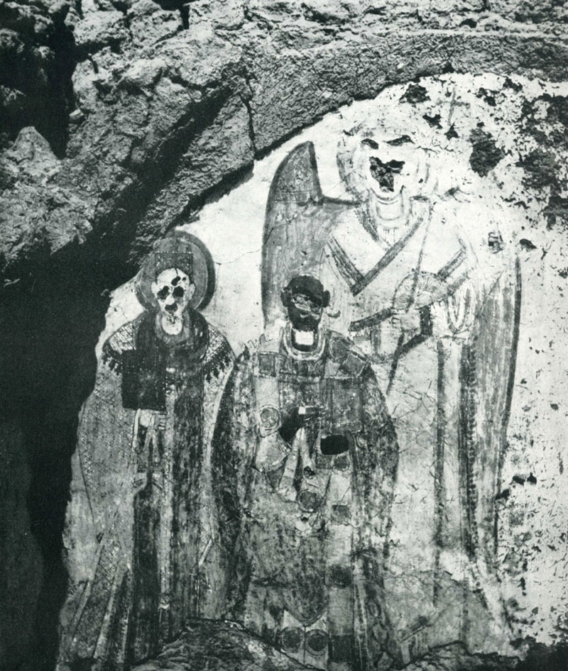 Un vescovo nubiano affiancato da un vescovo-santo e un arcangelo (Raffaele?) nel passaggio tra gli ambienti M e H della chiesa di San Raffaele