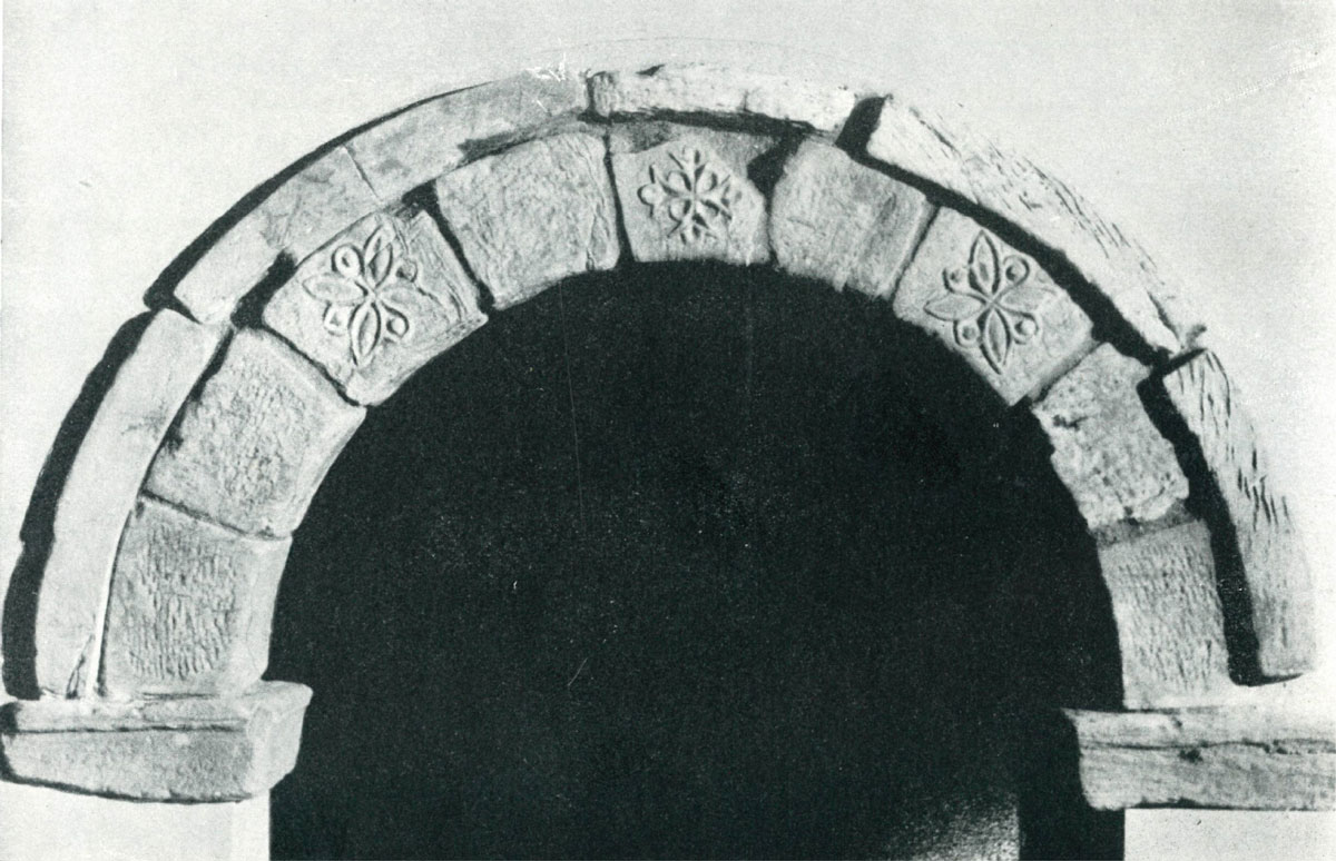 Arco di accesso meridionale alla chiesa di San Raffaele